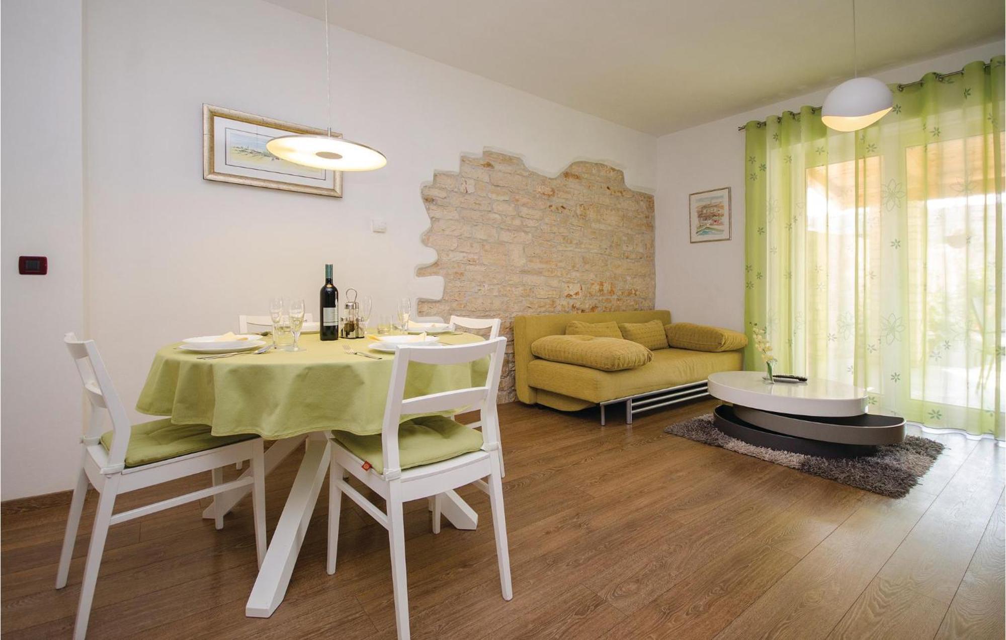 2 Bedroom Amazing Home In Rovinj Exterior foto